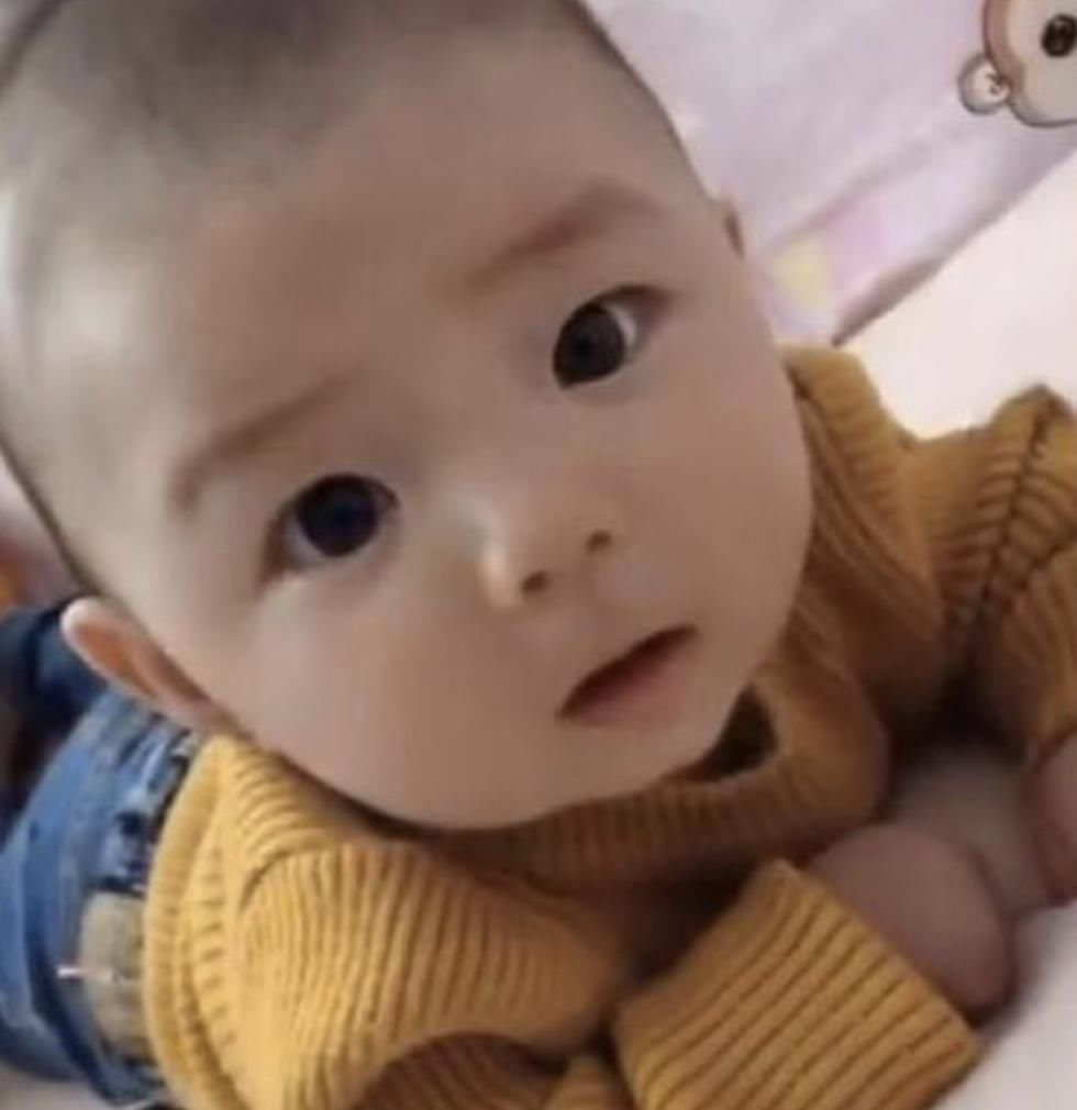 两个月|“黑脸宝宝”走红，刚出生时被家人嫌丑，两个月后却爱不释手