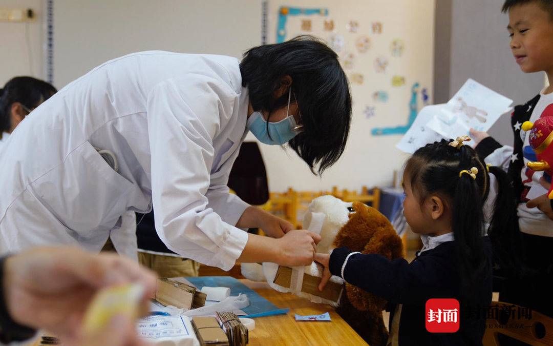 医学生|模拟医院进校园 萌娃带着玩偶来“看病”
