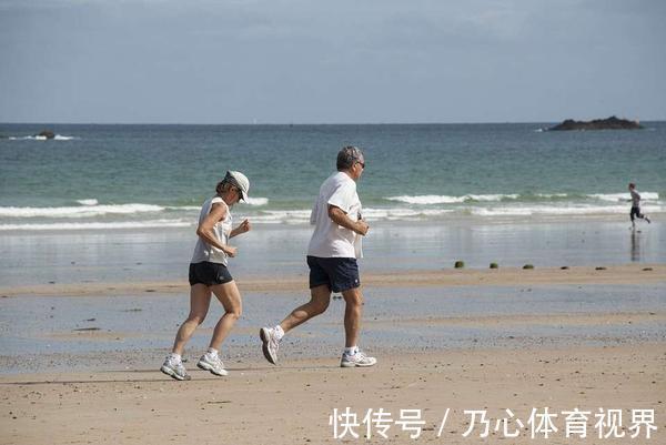 血管狭窄|医生忠告：不想被中风缠上，晚上坚持“2多3不要”，中风远离你