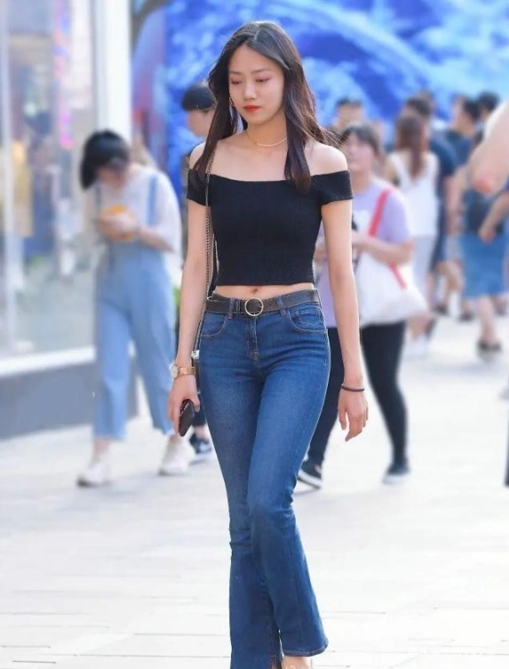 时尚|亭亭玉立的牛仔裤美女，高挑的身材又不失风韵！
