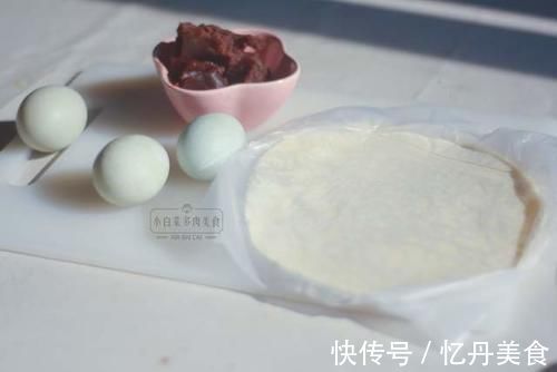 做蛋黄酥不用和面做油酥的懒人方法,一张手抓饼搞定,做法也简单