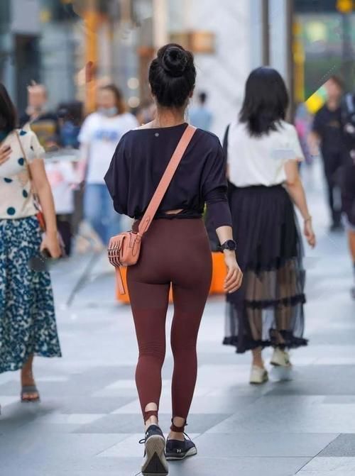 高跟鞋 蓝色经典长袖搭配白色直筒打底裤,满足你的身材,特别好看