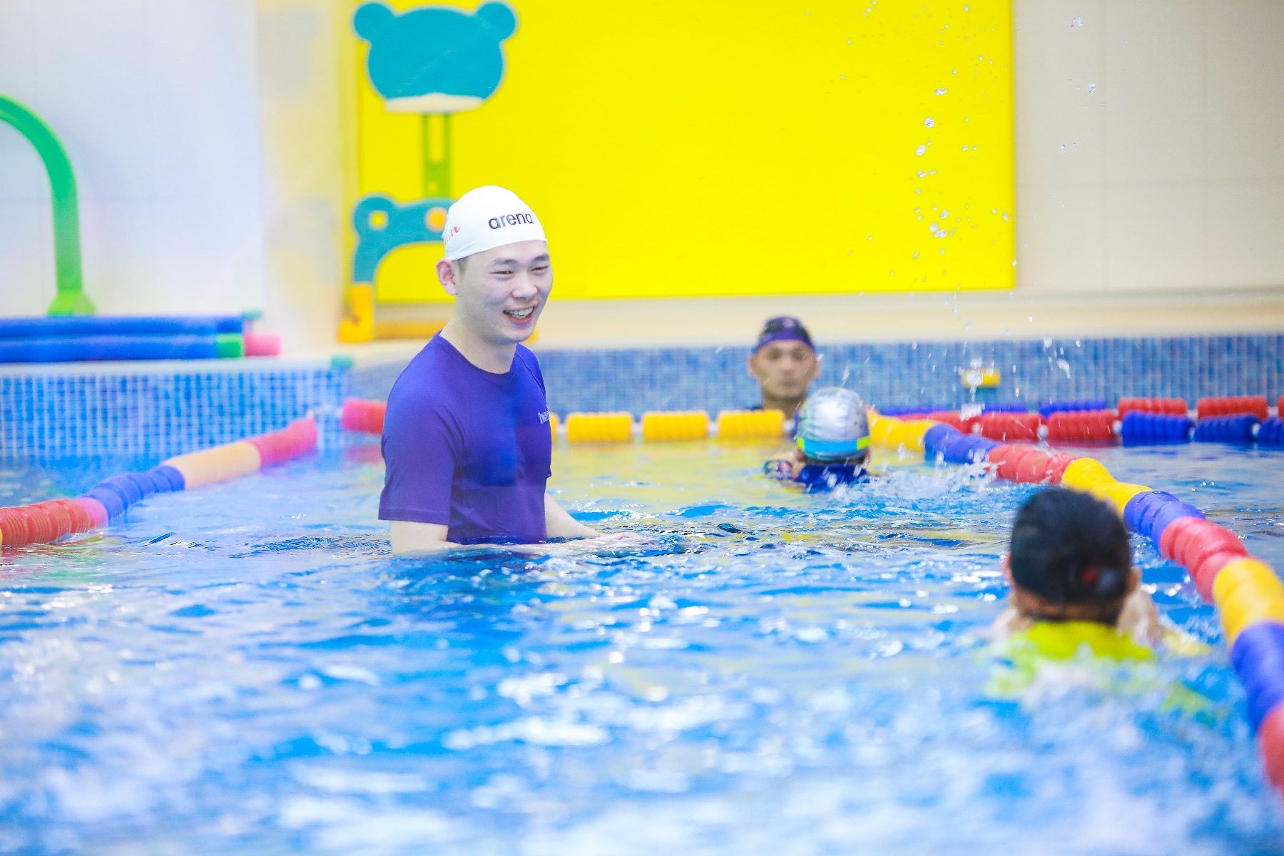 父母|你还不知道什么是亲子游泳?看这里一篇全搞定