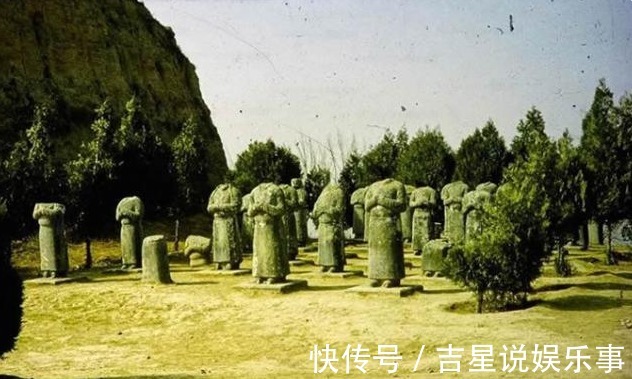 石头@武则天墓前有60多个无头石人，专家都很难解释，却被两位农民解开