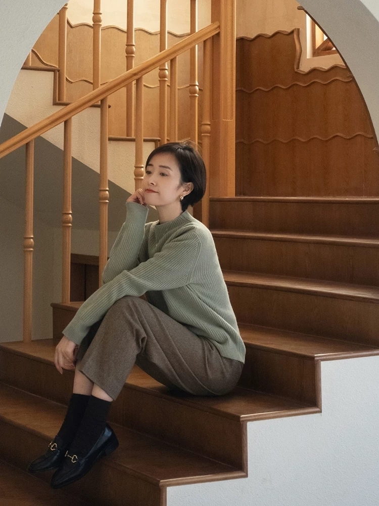 灰绿色 讲真,毛衣才是冬季穿搭的王者单品,柔软舒适又保暖,谁穿都好看