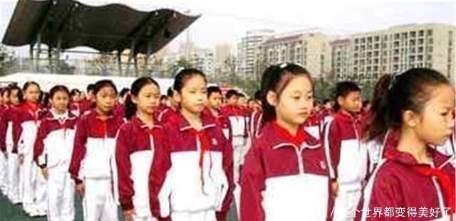 小学生穿上校服都一个样？老师：不是！“穷孩子”一眼就能找到