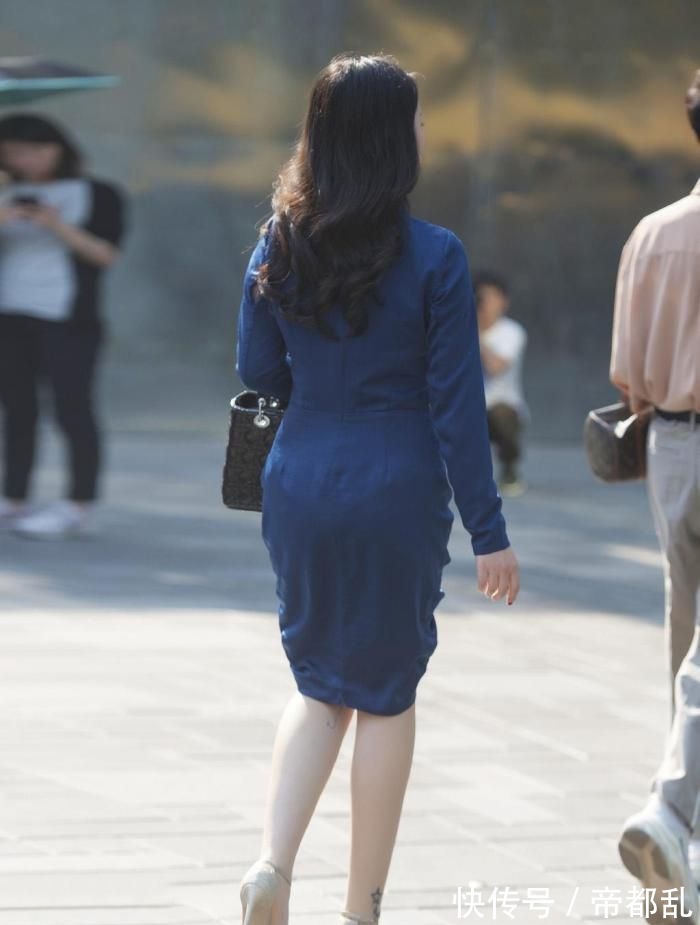 膝裙|宝蓝色及膝裙,彰显高贵美