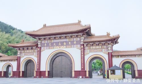 中国最独特的一座寺庙，不仅不需要门票，还用鲜花代替了香烛礼佛