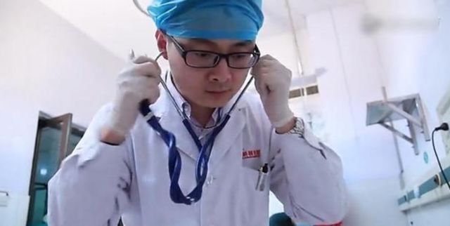 强强|1岁宝宝摔下床，妈妈的做法让婆婆直呼冷血，医生却说：做的对