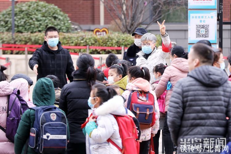 青岛青山路小学：萌娃开学啦