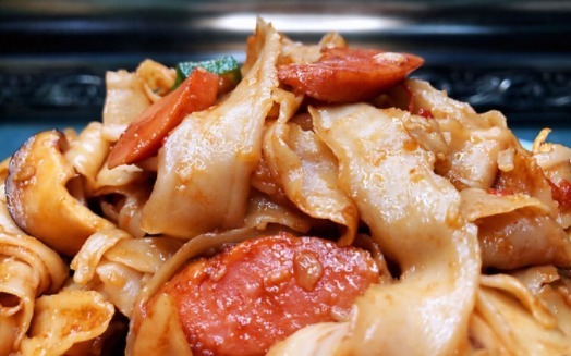 每次买这面条,我从不嫌多,用它来炒面最好吃,炒一大盘都抢光