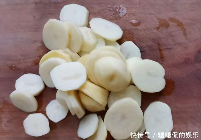 口感|烧土豆:做法简单的土豆吃法,软糯可口的口感让人着迷