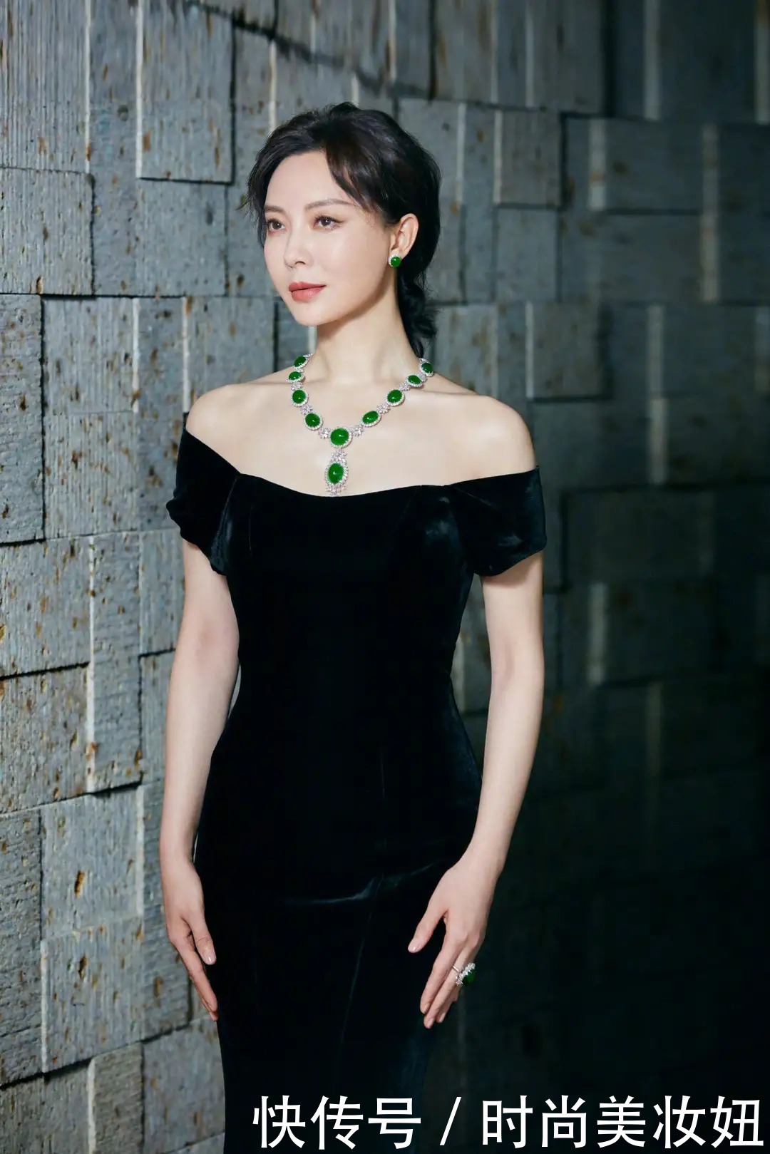 连衣裙|伏明霞很有“阔太”气质,穿黑色连衣裙优雅大气,不化妆也很贵气