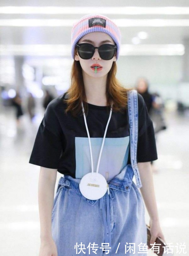 白t|马伊琍果然是清流，白T领口都变形成这样还穿，配背带裤还挺时髦