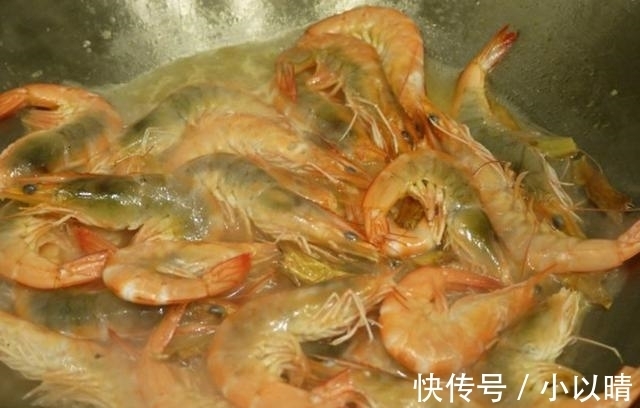 酒店|大虾以后别再吃水煮了，酒店大厨教你做法，5斤不够吃，1盘接1盘