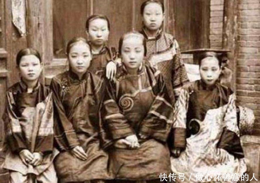 照片拍摄|清朝烟花之地老照片：图一是风尘女子正在陪客，图五的女子堪称绝色