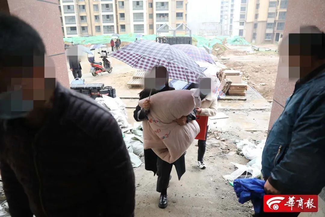 毛坯房|小区烂尾近8年,300多名购房者住进毛坯房