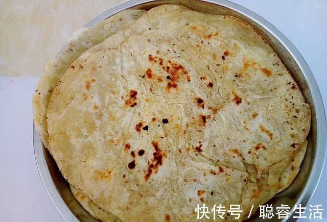 微微一笑|烙饼时,直接加水大错特错!面点师傅:加点它,又香又软还出层