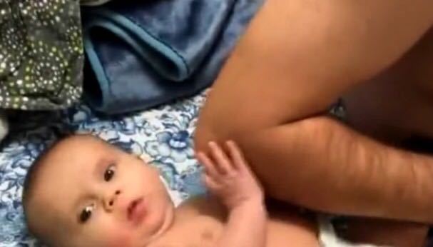 大人们|宝宝睡醒发现爸爸胳膊挡着自己,随后宝宝的动作,实在太可爱了