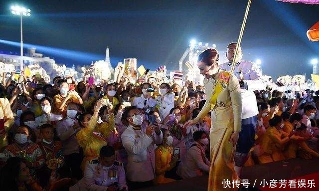 苏提达|诗妮娜不在眼前苏提达放松警惕?一身土豪金显俗气,直筒腰输贵妃