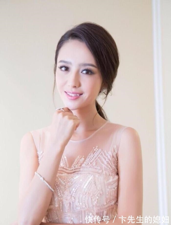 |搞笑GIF: 佟丽娅的“双层奶”引热议, 摄影师: 这到底是穿没穿啊