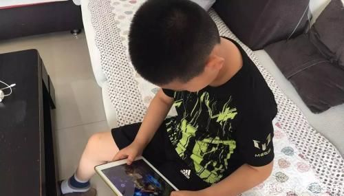 斜视|宝妈有话说，5岁男童老玩这类玩具，导致黑眼珠逐渐“消失”，家长要注意