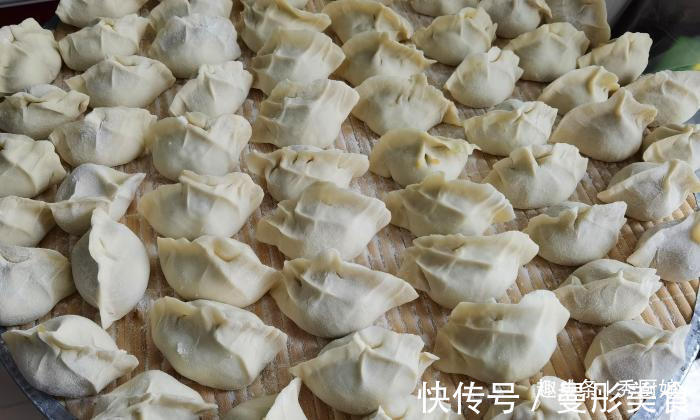 水调面|三伏天，遇到此菜别手软，比芹菜营养，比韭菜鲜，包饺子吃特香