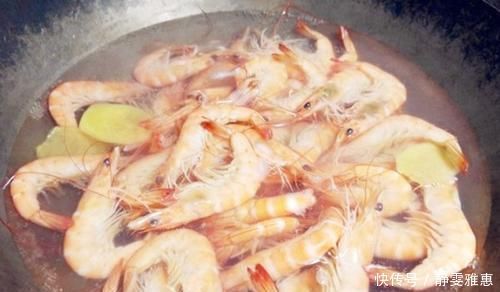 白水煮虾时,先放盐还是后放盐这一步做错了,难怪虾又老又腥