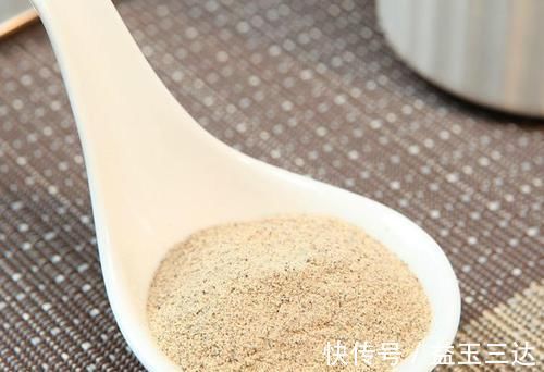 黑胡椒粉跟白胡椒粉有何区别?商家:区别挺大的,别再乱用了