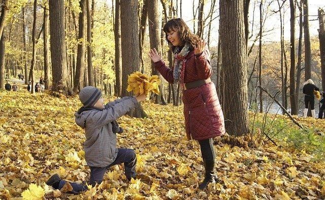 老同学|早生孩子和晚生孩子有什么不同呢?老同学聚会,答案:全在脸上了