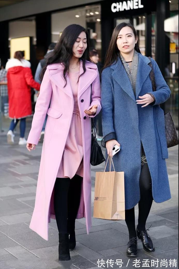 美少妇 街拍: 一对打扮时尚的成熟美少妇, 气质很知性, 谈吐很有雅致之美