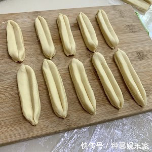早餐油条别再买了,这种做法简单又好学,炸出来的油条蓬松酥脆