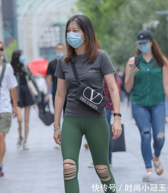 穿搭 今年很火的“鲨鱼裤”,取代了打底裤,这样穿彰显知性优雅!