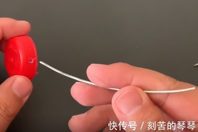 塑料瓶盖上穿1根铁丝,解决了困扰大家的难题,做10个都不够用