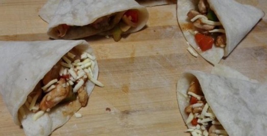 小侄儿来家里,给他们做了这道菜,刚上桌,儿子和他抢着吃