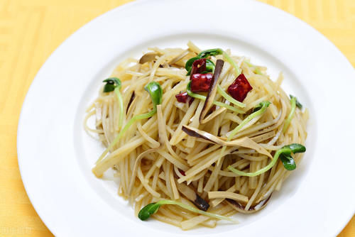 炒土豆丝时，总是粘锅，第一步就错了，教你一招，好吃又爽脆