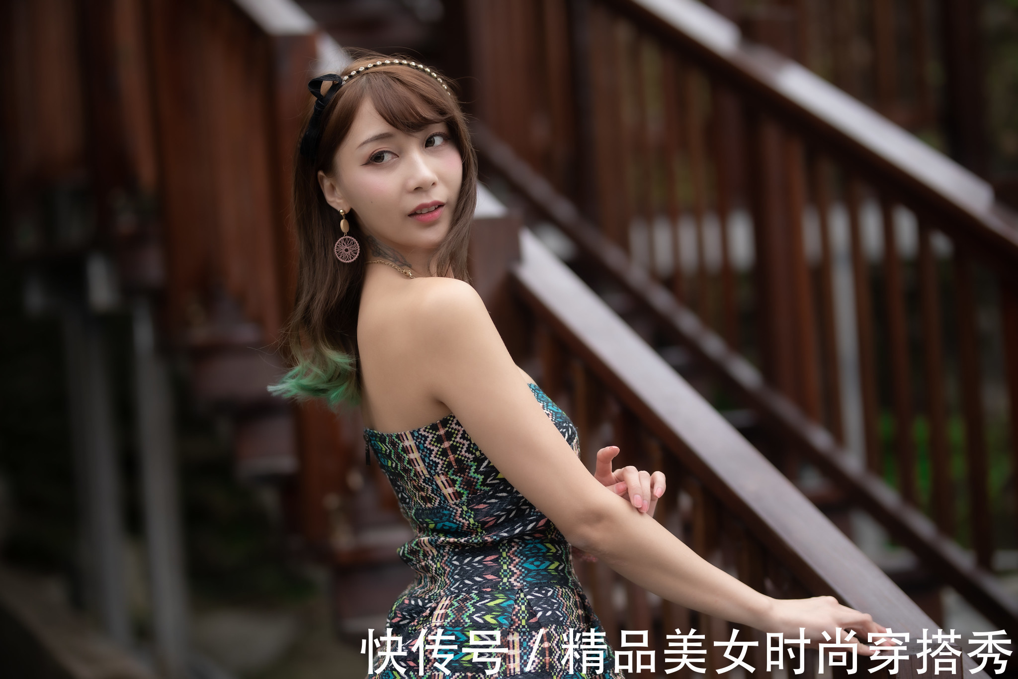 连衣裙|时尚又具有复古美的抹胸连衣裙,搭配一双细跟高跟鞋,吸睛时尚