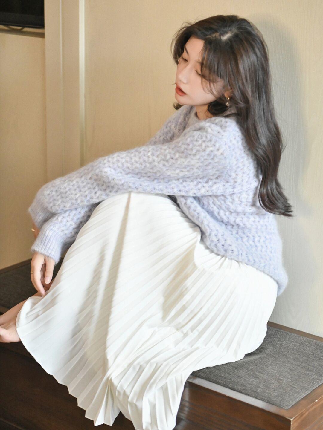 美眉|女人在冬季“买精不买多”,利用毛衣+半身裙来打造女性优雅气质