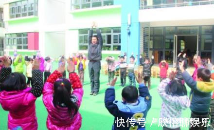 幼儿园|宝宝在幼儿园吃饭，不小心把菜弄地上，老师不脏，捡起来吃