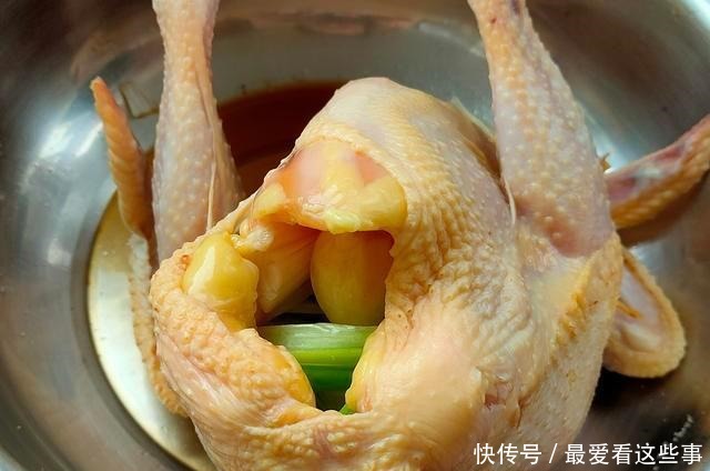 烤全鸡的家常做法，简单又好吃，而且还不会太油腻