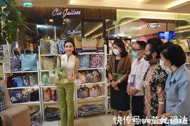 泰式|35岁诗妮娜贵妃终于留长发了!穿露肩马甲配阔腿裤,这造型太飒了