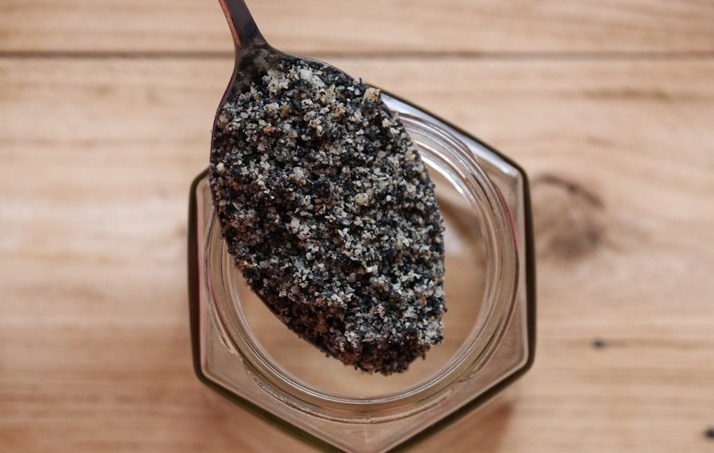 奶奶常吃黑芝麻，教你1个家常做法，比芝麻丸简单，头发黑精神好