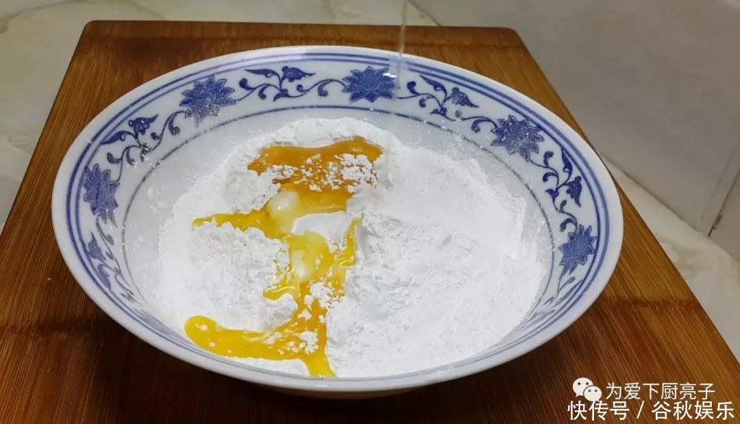 1碗米饭,3勺糯米粉,擀杖一搅,做出创意小零食,比春卷好吃十倍