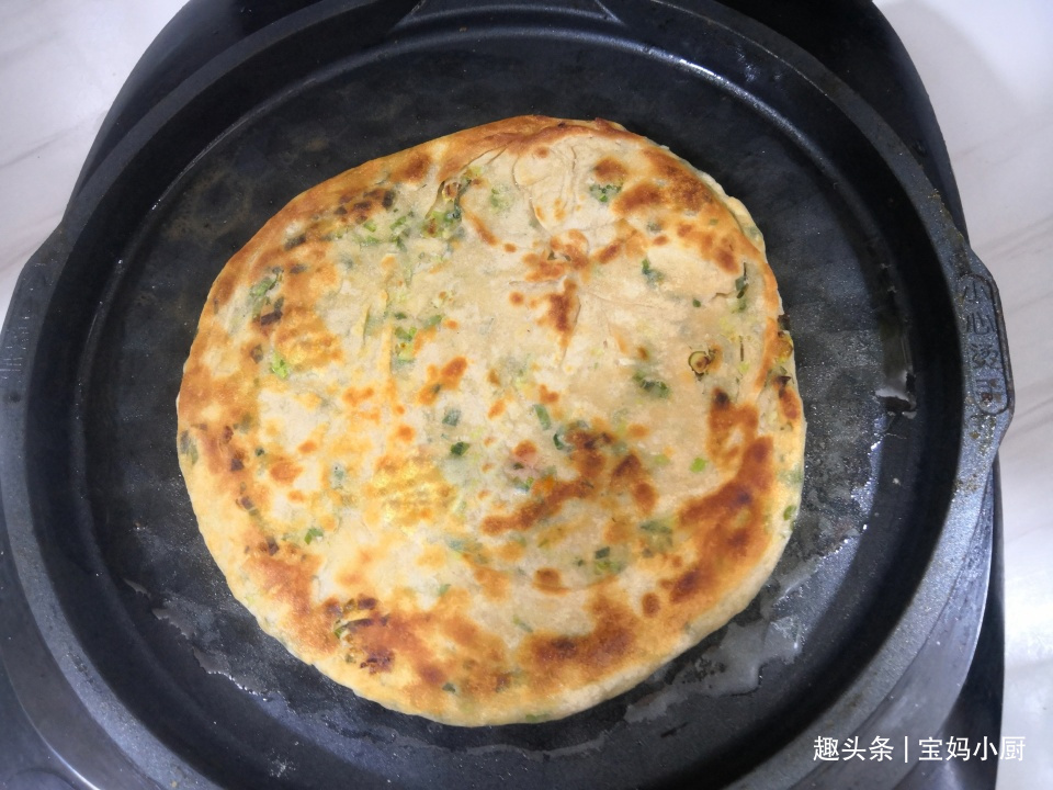 烙葱花饼，直接放葱花你就错了，多一步，立马香味扑鼻，老好吃了