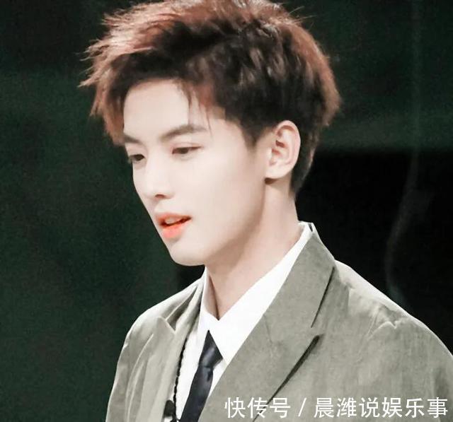 李荣浩|18岁公布恋情,22岁结婚婚戒不离手,简直就是漫画走出的男主