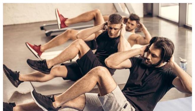 深蹲|男人过了50岁,哪些运动要少做?请你悠着点