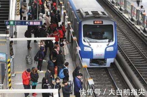 北京地铁站|冬奥会开幕前,北京地铁站去英文,网友:就不担心他们看不懂吗?
