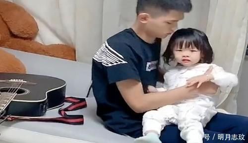 担当|3岁暖男哥哥哄妹妹睡觉,小胳膊有爱有担当,宝妈被这一幕感动