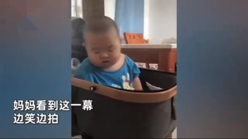 表情|萌娃打瞌睡“东倒西歪”,被亲妈“嘲笑”惊醒后,表情也太可爱了