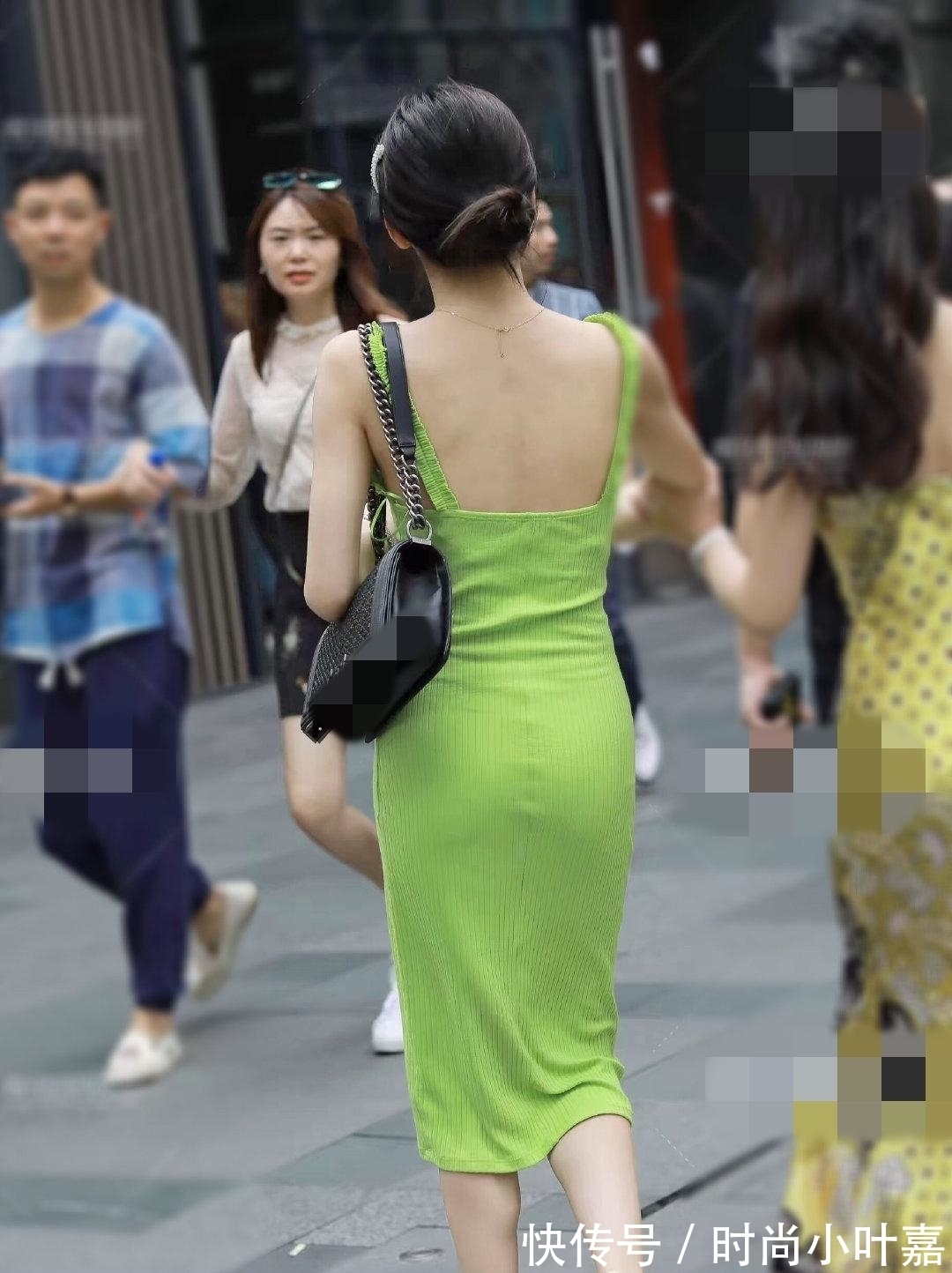 衣服 姐姐逛街带厚妆,穿青绿修身裙配黑包,美得不像话